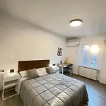 Smart-central-apartment-gold-elegant-style דירה *