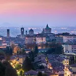 Smart-central-apartment-gold-elegant-style * Bergamo